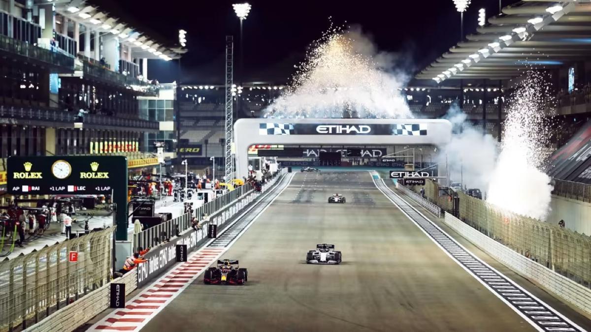 Verstappen cruzando la línea de meta en el GP de Abu Dhabi 2022