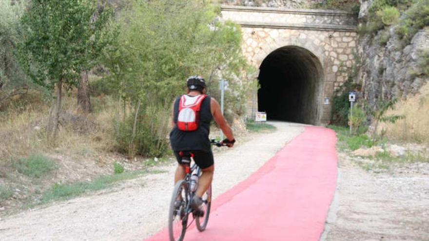 La vía verde ya ha sido restaurada como se aprecia en las inmediaciones del polideportivo de Alcoy.