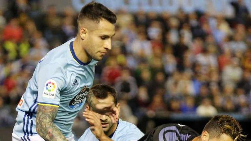 Hugo Mallo presiona a Cristiano durante el partido en Vigo. // M.G.Brea