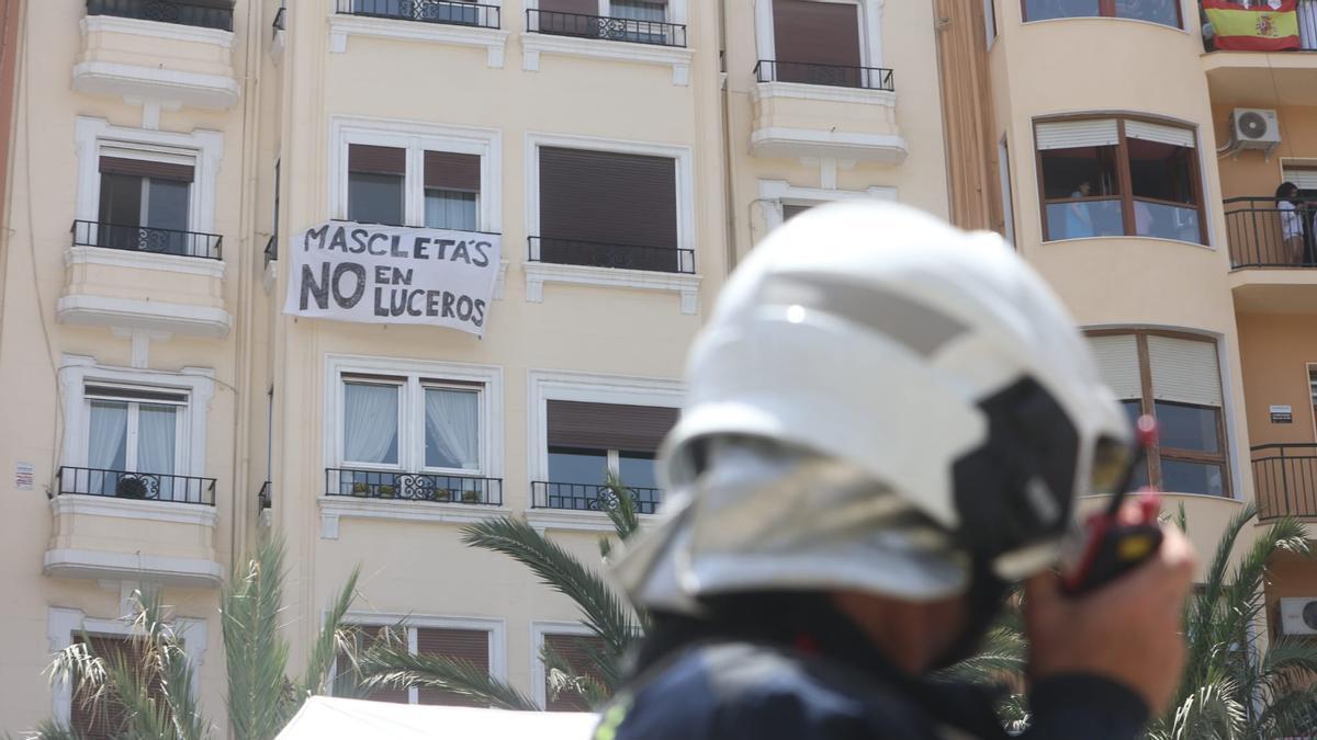 Un cartel contra las mascletás en Luceros, durante el espectáculo pirotécnico.