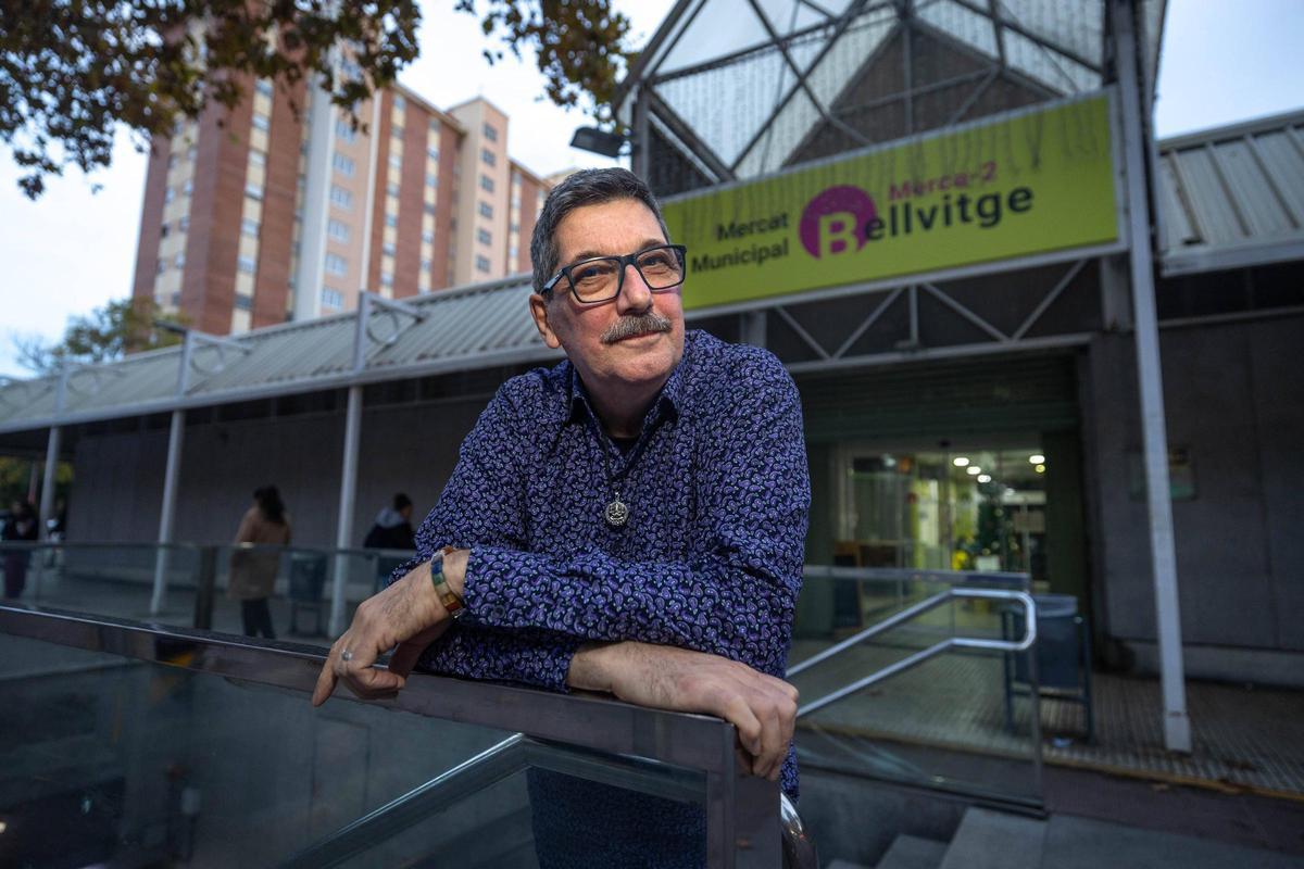 Jaume Llagostera, a las puertas del Mercat de Bellvitge, donde tiene una parada de herboristería
