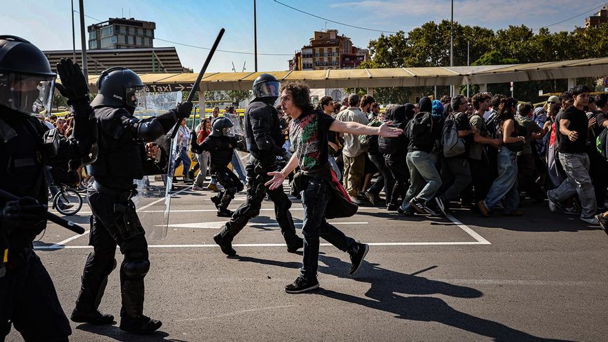 Huelga General los Mossos desalojan a porrazos Sants-Estació