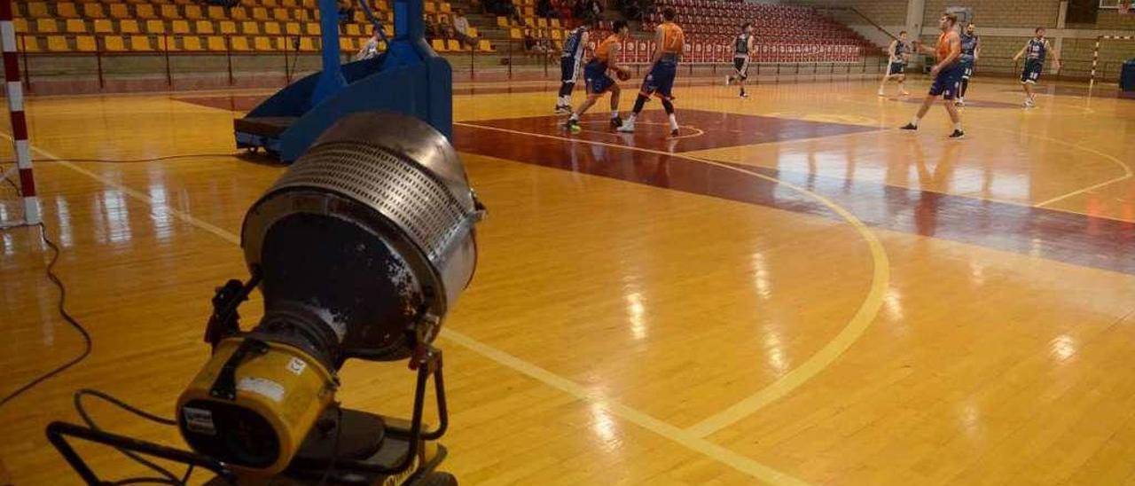 Los cañones de calor, apagados durante los partidos por seguridad, tampoco pudieron impedir el riesgo para los jugadores. // Noé Parga