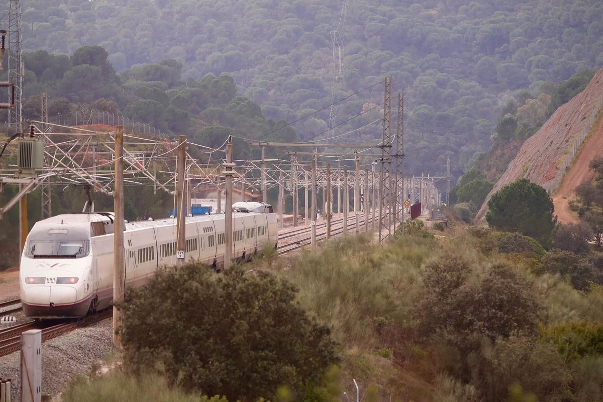 Un tren de alta velocidad de Renfe pasa por el lugar del accidente en Adamuz, esta mañana.