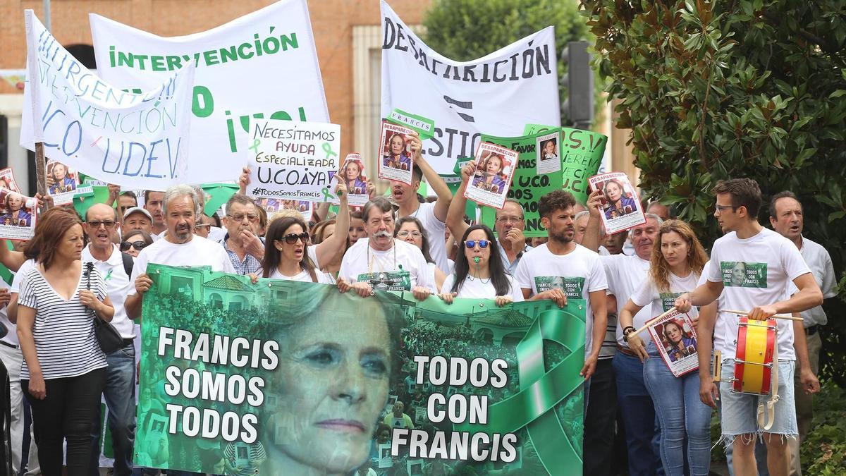 Familiares y vecinos de Francisca Cadenas concentrados ayer en la plaza de Hornachos.