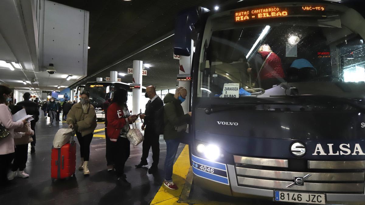 Varios viajeros abordan un autobús con destino Bilbao el pasado miércoles, en la estación de Delicias.