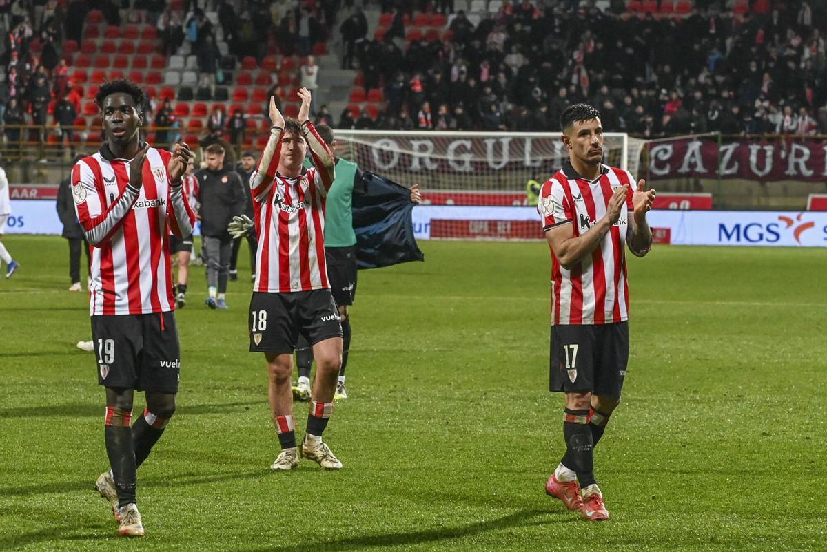 Los jugadores del Athletic celebran la victoria con la afición