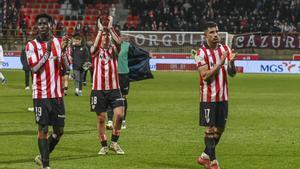 LEÓN, 13/01/2026.- Los jugadores del Athletic celebran la victoria con la afición al finalizar el encuentro correspondiente a los octavos de final de la Copa del Rey que disputaron hoy martes la Cultural Leonesa y Athletic Club en el estadio Reino de León. EFE / J. Casares.