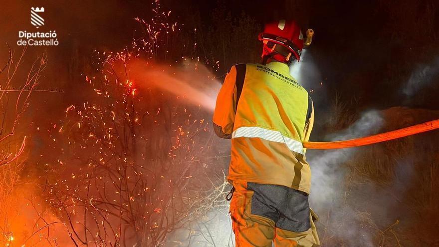 El viento y el calor extremo dificultan el control del incendio de Soneja