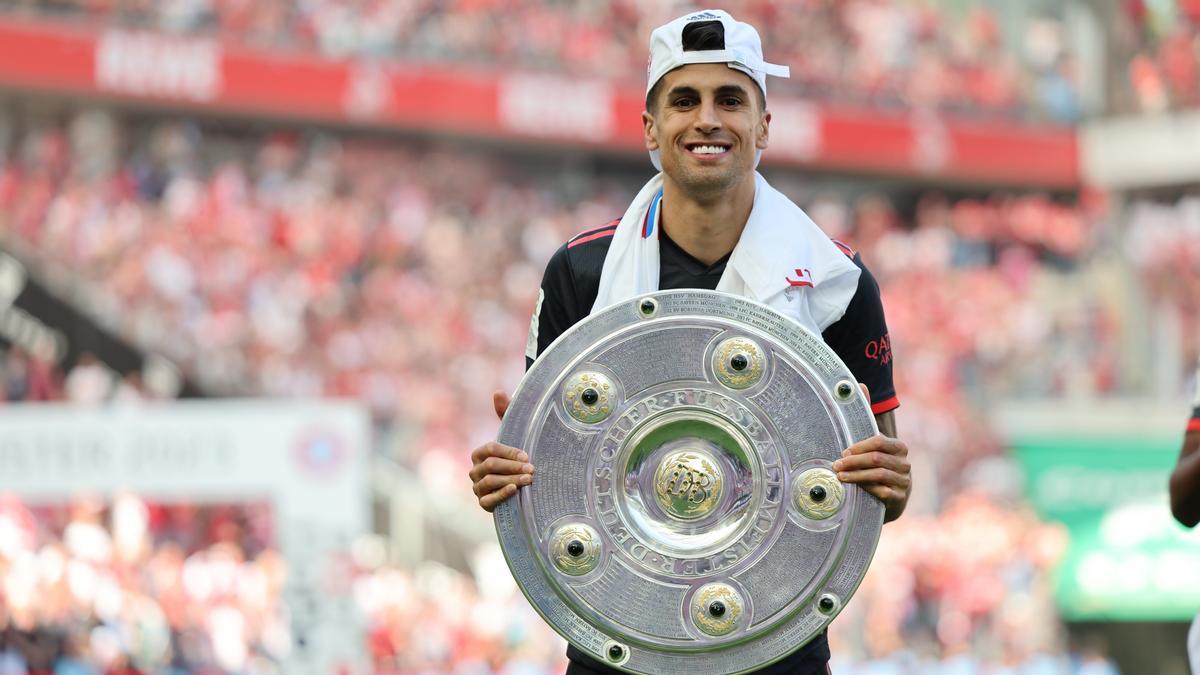 Joao Cancelo, con el trofeo de la Bundesliga que ganó con el Bayern Múnich la temporada 2022/23