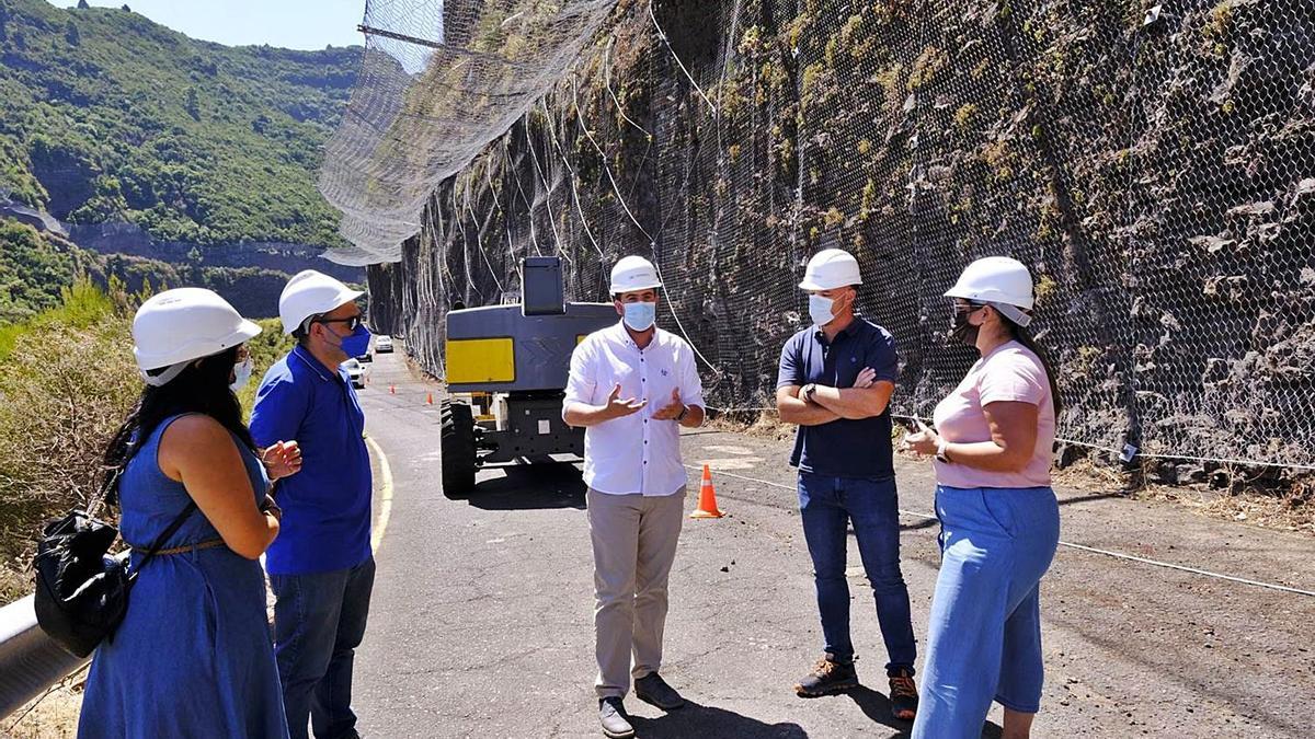 El consejero insular de Infraestructuras, Borja Persomo (centro), durante una visita a las obras.