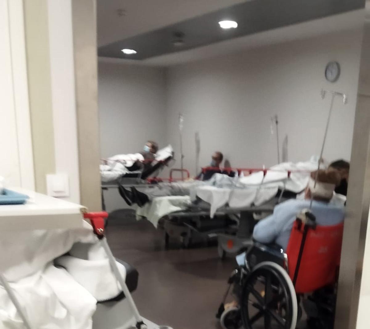 Pacientes en una de las salas de espera de Urgencias del Cunqueiro