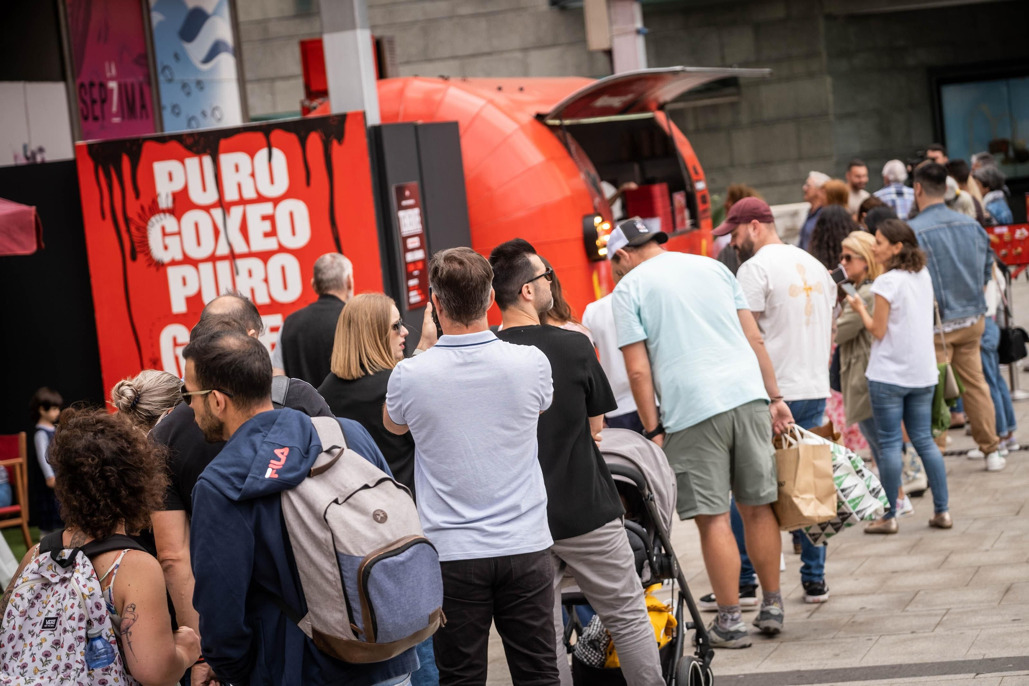 Colas en el estreno en Tenerife de GoXo, la food truck de Dabiz Muñoz