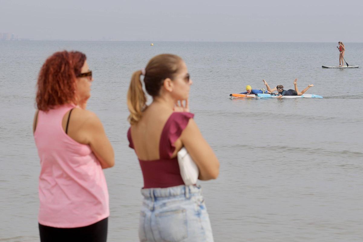Gran ambiente en las playas de València, pese a las nubes