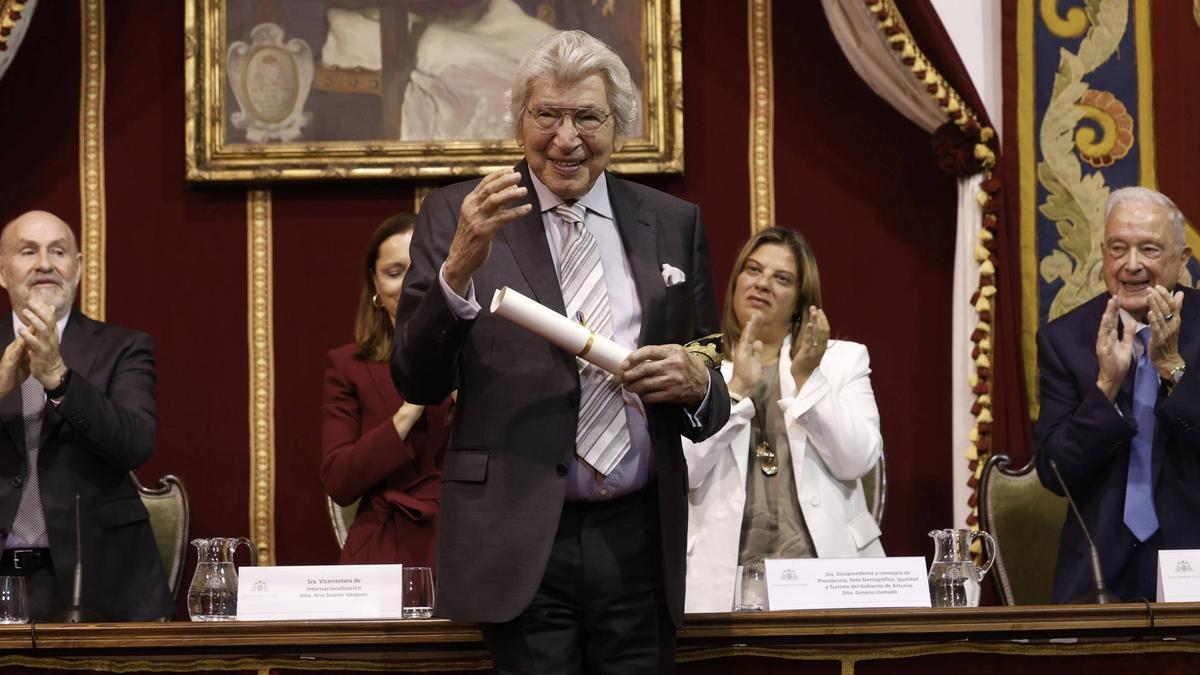 Manuel Alejandro, con su premio.