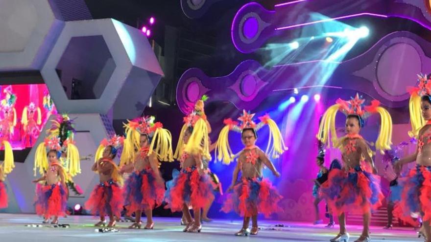 Niñas de la comparsa Yoruba bailan en el escenario del Parque Santa Catalina.