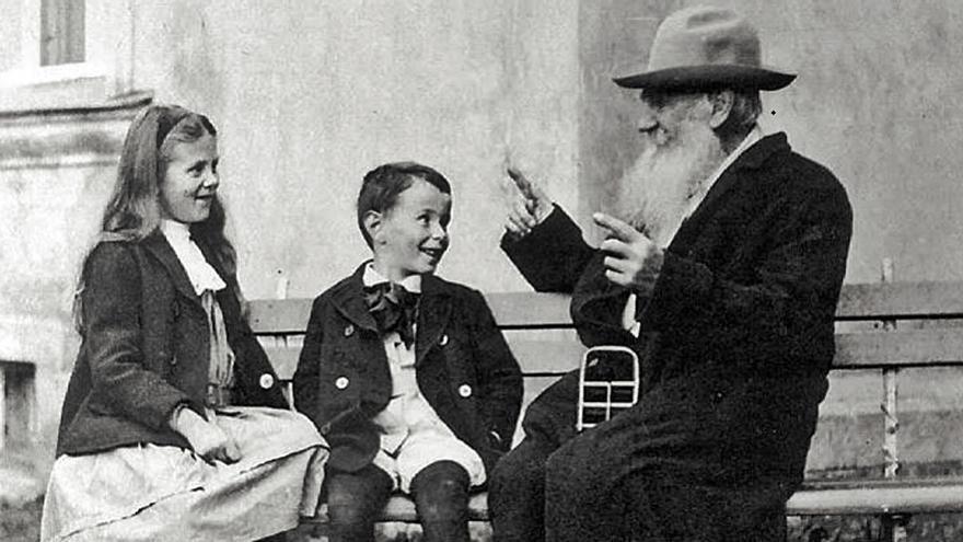 Tolstoi con sus nietos.