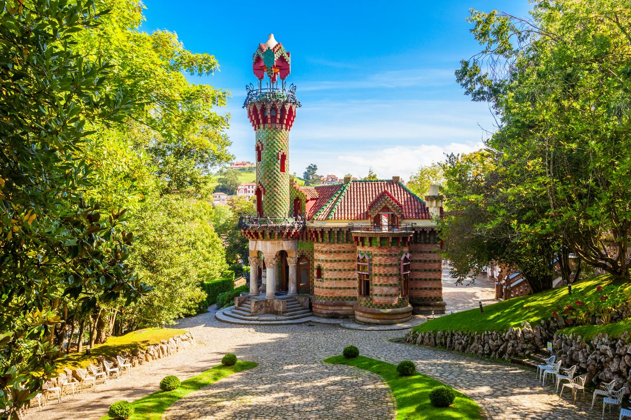 El Capricho de Comillas es una de las primeras creaciones de Gaudí, ahora galardonada como Mejor Monumento de Europa.