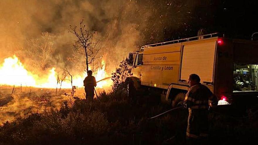 Intervención de medios de la Junta en un incendio forestal en la comarca alistana.