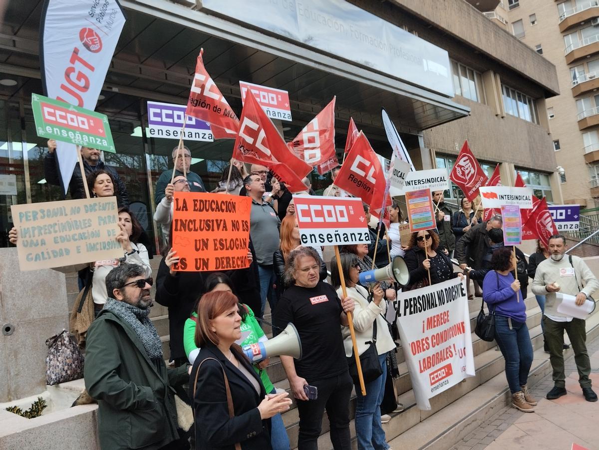 Concentración de personal no docente ante la Consejería de Educación.