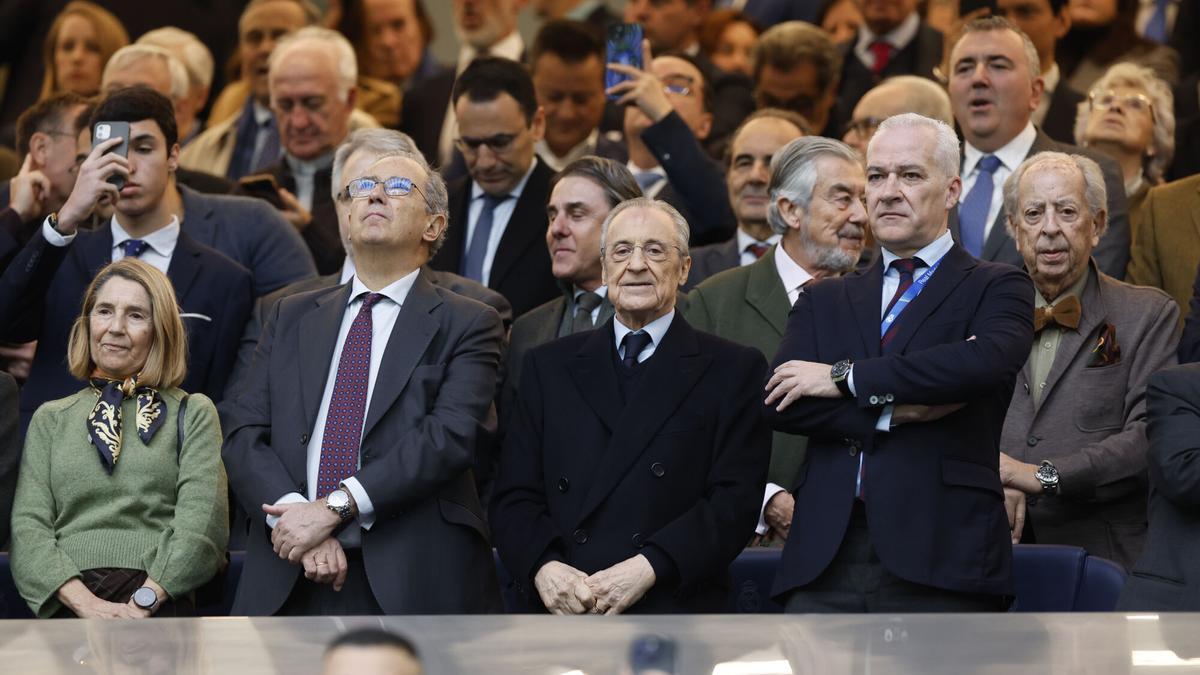 El presidente del Real Madrid Florentino Pérez, junto al del Levante, Pablo Sánchez, durante el partido de Liga entre ambos este sábado.