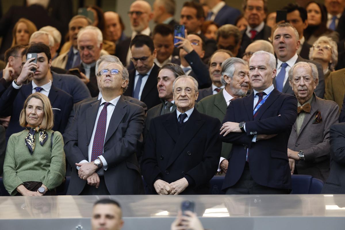 El presidente del Real Madrid Florentino Pérez, junto al del Levante, Pablo Sánchez, durante el partido de Liga entre ambos este sábado.