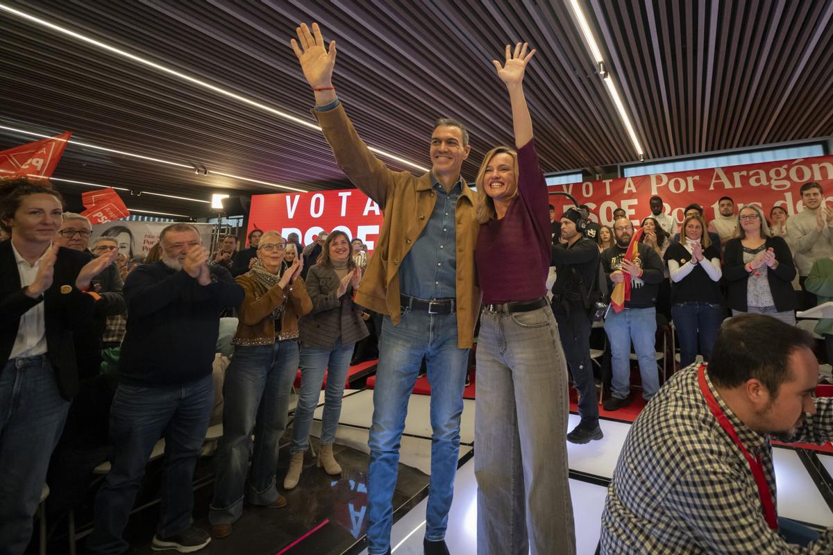 El secretario general del PSOE y presidente del Gobierno, Pedro Sánchez, junto a la candidata socialista a la presidencia de Aragón, Pilar Alegría, durante un acto electoral del PSOE en Teruel.