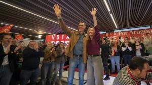 El secretario general del PSOE y presidente del Gobierno, Pedro Sánchez, junto a la candidata socialista a la presidencia de Aragón, Pilar Alegría, durante un acto electoral del PSOE en Teruel.