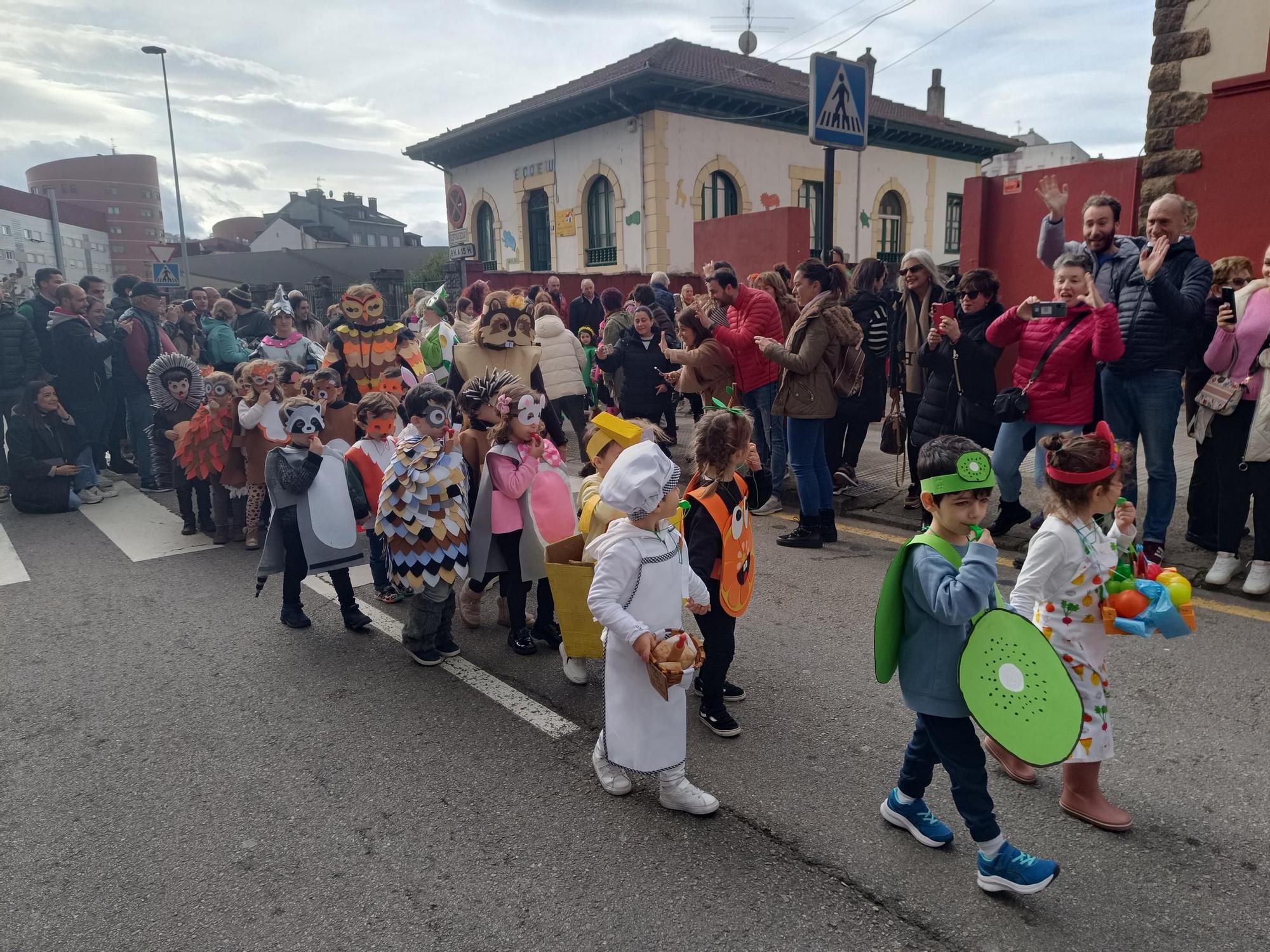 El colegio Peña Careses de Pola adelanta el Antroxu