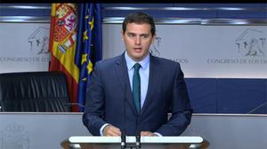 Albert Rivera ratifica su apoyo a la investidura de Rajoy y en un lapsus aventura que el pleno será mañana.