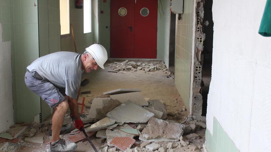 Un obrero trabaja en las obras de ampliación de los quirófanos del hospital comarcal de la Axarquía.