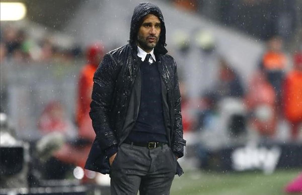 abertran32622148 bayern head coach pep guardiola watches his player160201142925