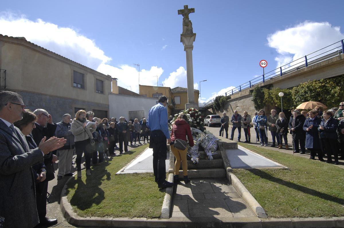 Ofrenda floral en Santa Cristina de la Polvorosa en abril de 2019, cuando se cumplían 40 años de la tragedia.