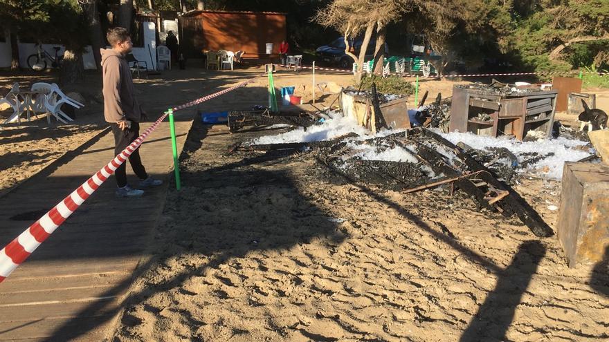 Un incendio destruye por completo un chiringuito de Ibiza