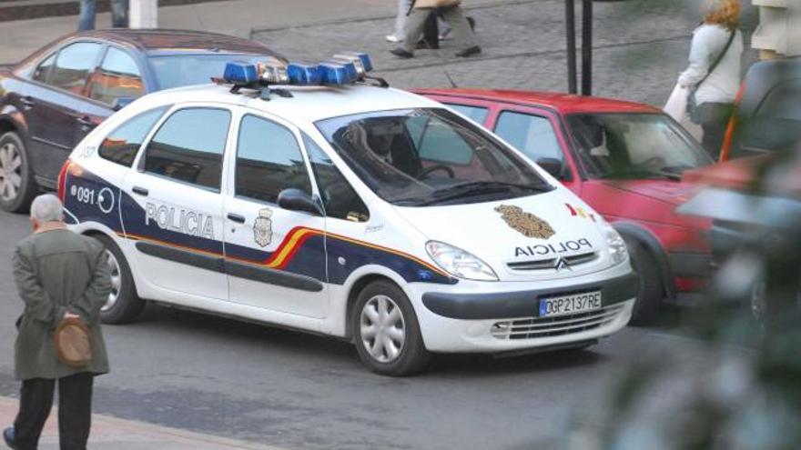 Una patrulla de la Policía en Mieres.