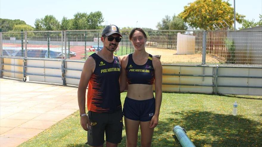 La atleta Ana María Chacón logra la mínima continental juvenil en pértiga