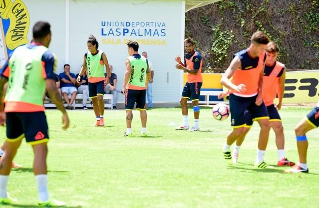 Entrenamiento de la UD Las Palmas en Barranco ...