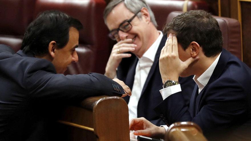 Diputados de Ciudadanos dialogan en el Congreso.