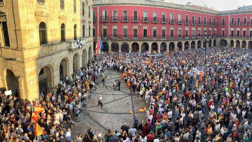Miles de personas se congregan en Gijón reclamando la defensa de Ceuta: "Es emocionante ver a tanta gente"