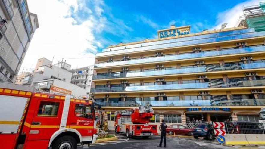 Los Bomberos desalojaron un céntrico hotel de Benidorm con medio centenar de personas.