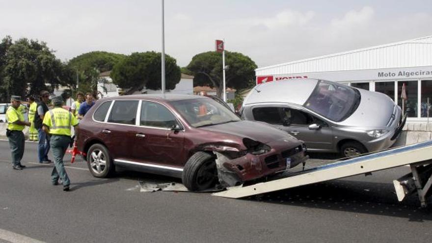 Un narcotraficante arrolla a dos guardias civiles con un Porsche cargado con 400 kilos de hachís