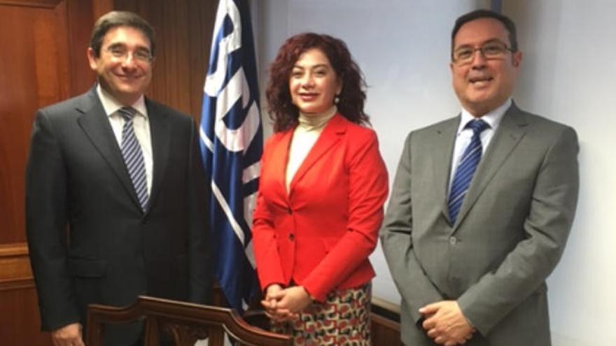 Javier Llinares y Agustin Isasa, directivos de BBVA, junto a la presidenta de la ZEC Beatriz Barrera.