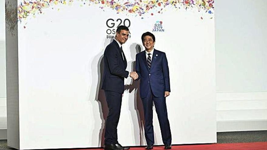 Sánchez amb el primer ministre japonès, Shinzo Abe, a la cimera del G-20