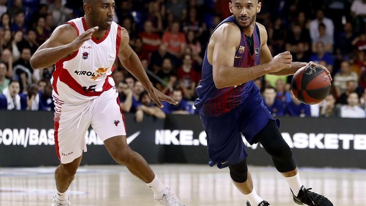 El alero azulgrana Hanga bota el balón en presencia de Granger, en la semifinal de la Liga