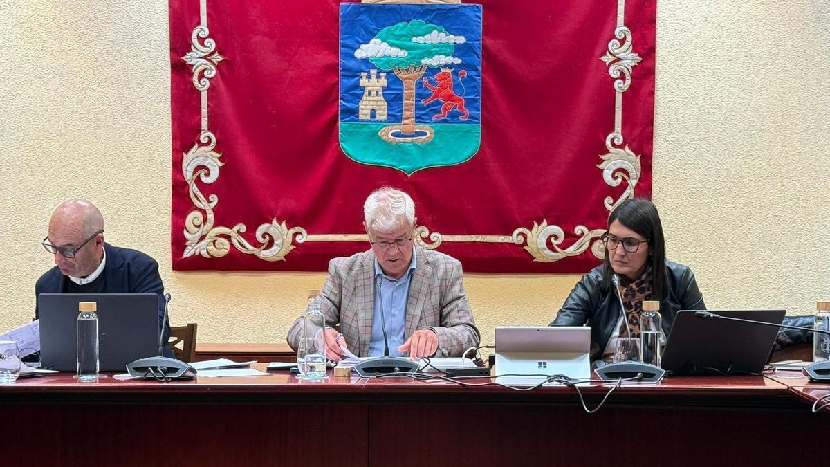 Alpidio Armas, en el centro de la imagen, consulta unos documentos.