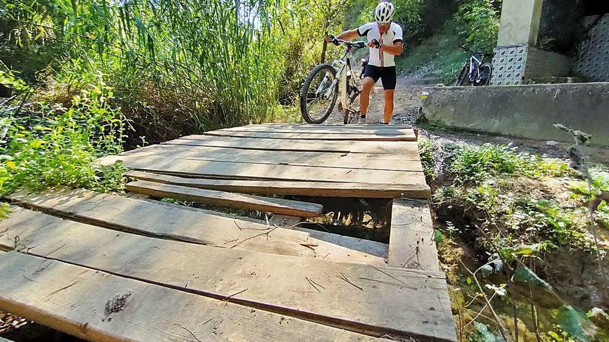 Pasarelas en mal estado por la zona de Bixquert