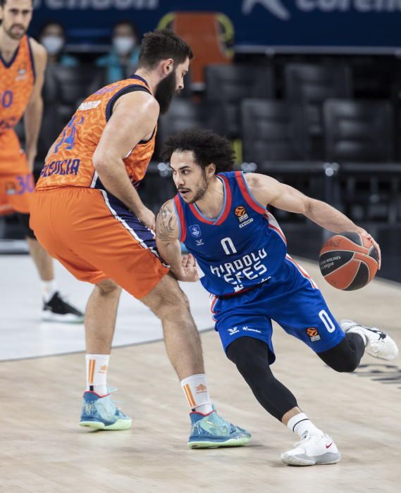 Partido Euroliga entre Anadolu Efes y Valencia Basket