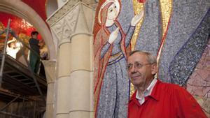 Marko Rupnik, en la iglesia de San Pedro de Gijón, siguiendo la instalación de una de sus obras