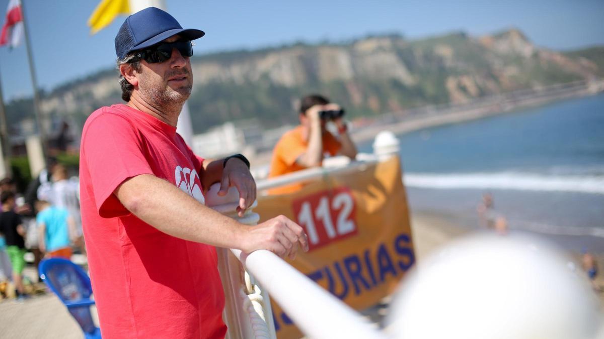 Ignacio Flórez en el paseo de la playa de Salinas, en una imagen de archivo.