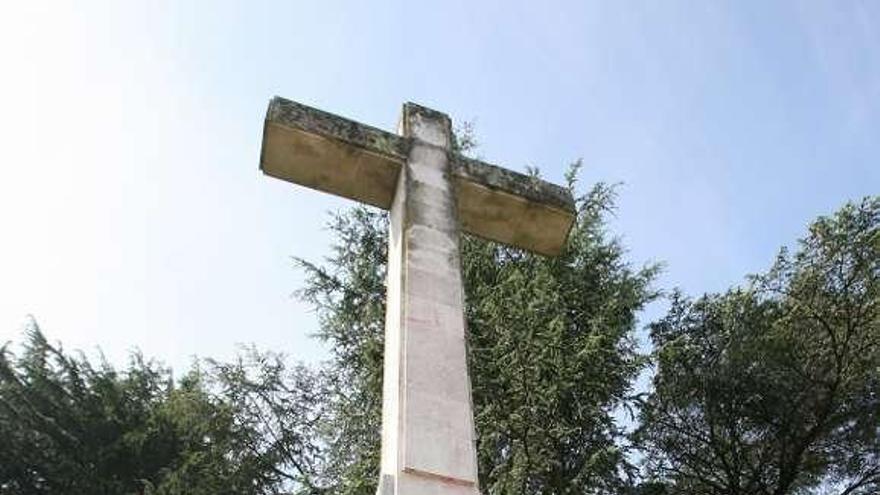 La cruz de O Castro ha sufrido actos vandálicos en los últimos años.